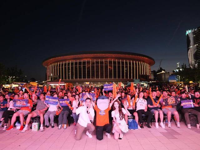 乐鱼体育登录入口-橙浪汇聚徐家汇 “万有引力”第二现场燃动CBA总决赛之夜